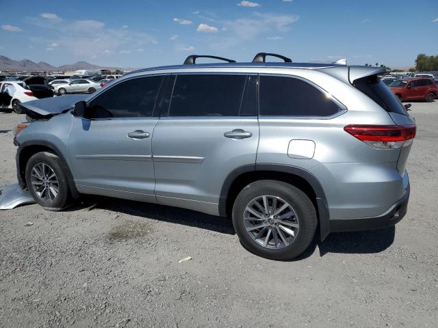 5TDJZRFH4JS556919 - 2018 TOYOTA HIGHLANDER SE SILVER photo 2