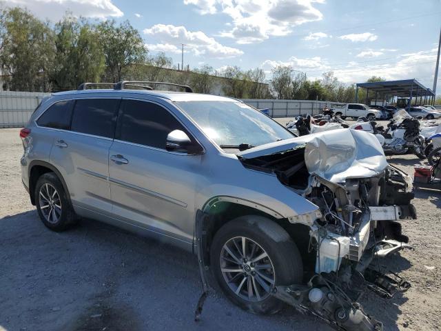 5TDJZRFH4JS556919 - 2018 TOYOTA HIGHLANDER SE SILVER photo 4