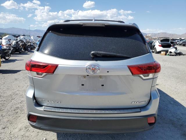 5TDJZRFH4JS556919 - 2018 TOYOTA HIGHLANDER SE SILVER photo 6