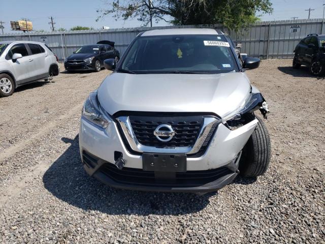 3N1CP58V6LL556385 - 2020 NISSAN KICKS S SILVER photo 5