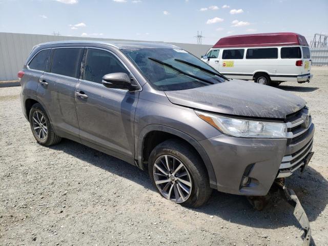 5TDKZRFH3KS328366 - 2019 TOYOTA HIGHLANDER SE GRAY photo 4