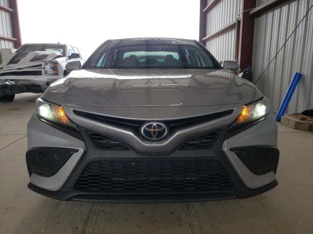 4T1S11AK9NU668502 - 2022 TOYOTA CAMRY SE NIGHT SHADE SILVER photo 5