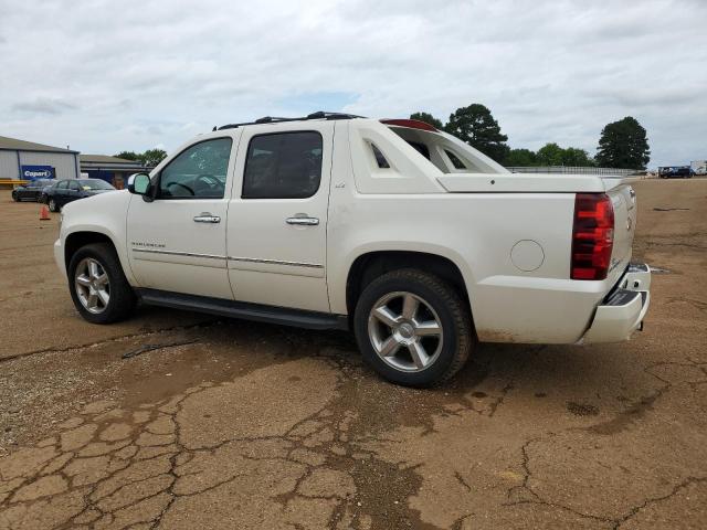 3GNMCGE03CG296911 - 2012 CHEVROLET AVALANCHE LTZ WHITE photo 2