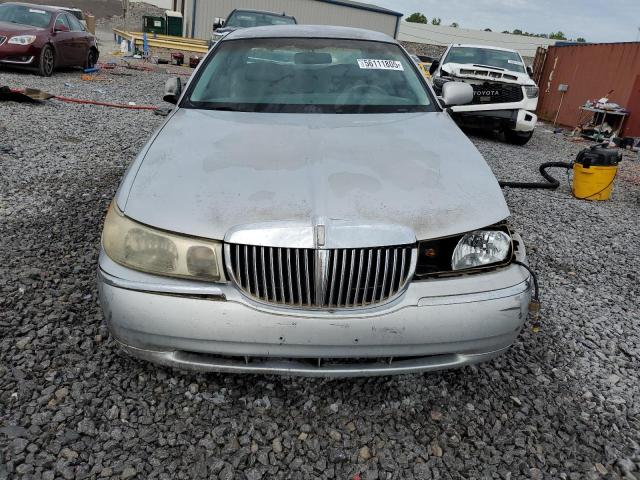 1LNFM81W3WY617074 - 1998 LINCOLN TOWN CAR EXECUTIVE Silber Foto 5