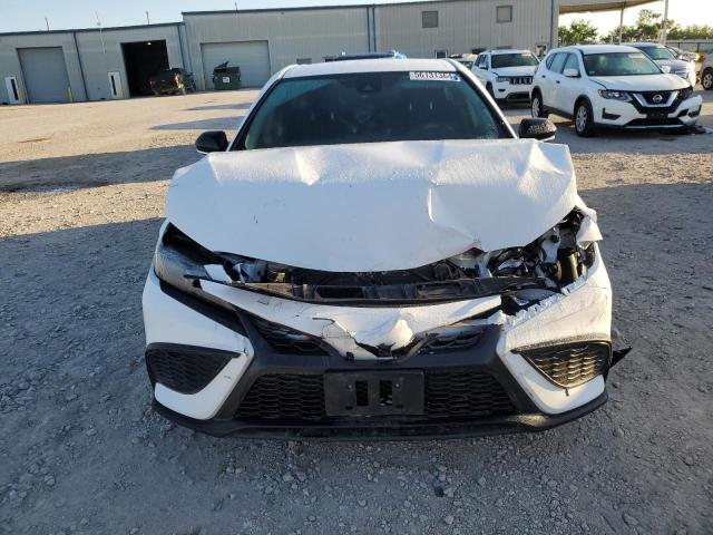 4T1G11BK5PU087022 - 2023 TOYOTA CAMRY SE NIGHT SHADE WHITE photo 5