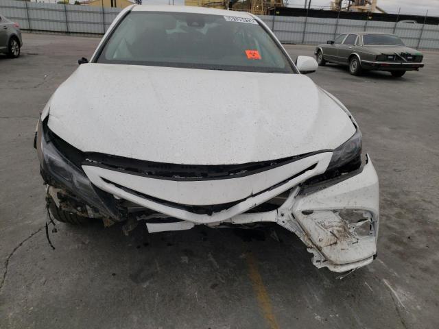 4T1G11AKXNU628385 - 2022 TOYOTA CAMRY SE WHITE photo 5