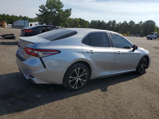 4T1B11HK7JU081358 - 2018 TOYOTA CAMRY L SILVER photo 3