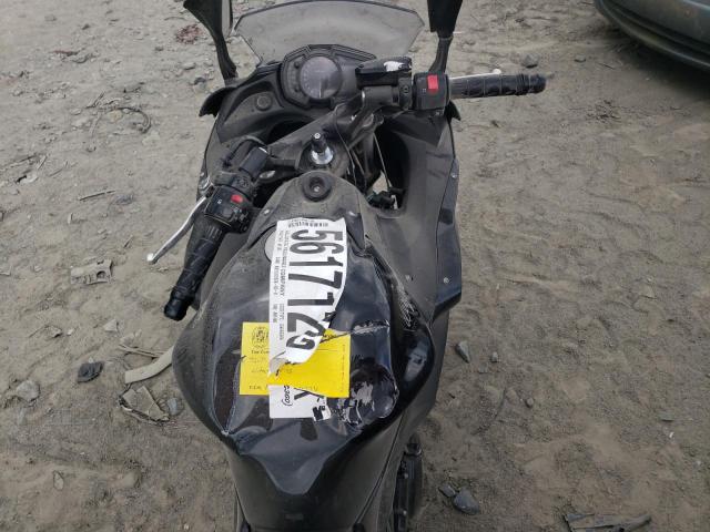 JKAEXEJ13HDA01408 - 2017 KAWASAKI EX650 J შავი ფოტო 5