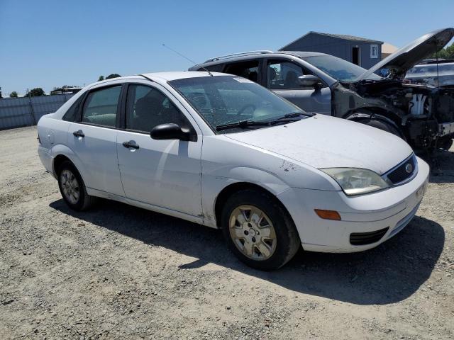 1FAHP34N27W293970 - 2007 FORD FOCUS ZX4 WHITE photo 4