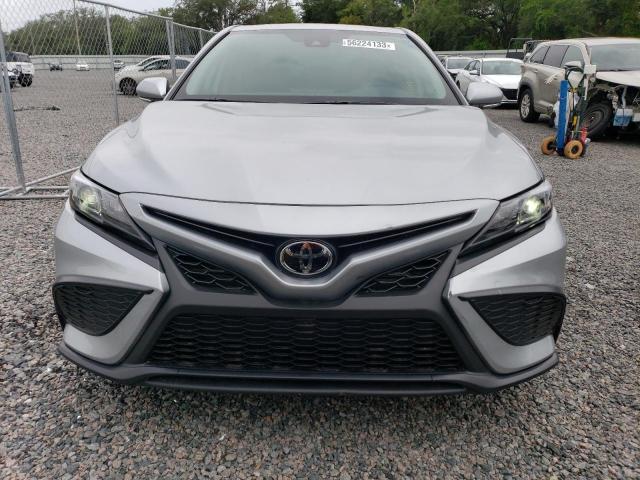 4T1T11AKXPU805762 - 2023 TOYOTA CAMRY SE NIGHT SHADE SILVER photo 5