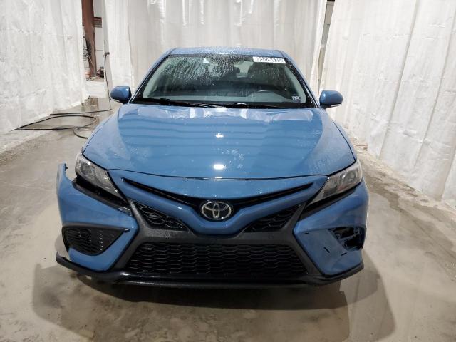 4T1G11AK1RU218466 - 2024 TOYOTA CAMRY SE NIGHT SHADE BLUE photo 5