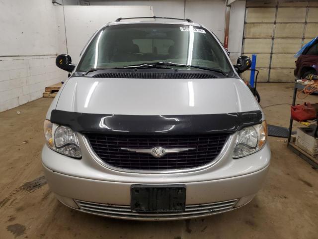 2C4GP54L22R782256 - 2002 CHRYSLER TOWN & COU LXI SILVER photo 5