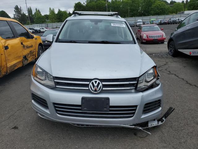 WVGEF9BPXED012249 - 2014 VOLKSWAGEN TOUAREG V6 SILVER photo 5