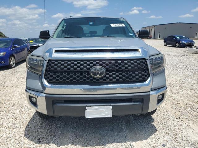 5TFDW5F12JX759304 - 2018 TOYOTA TUNDRA CREWMAX SR5 GRAY photo 5