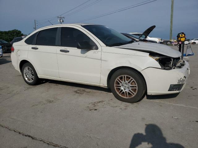 1FAHP3FN8AW240453 - 2010 FORD FOCUS SE WHITE photo 4