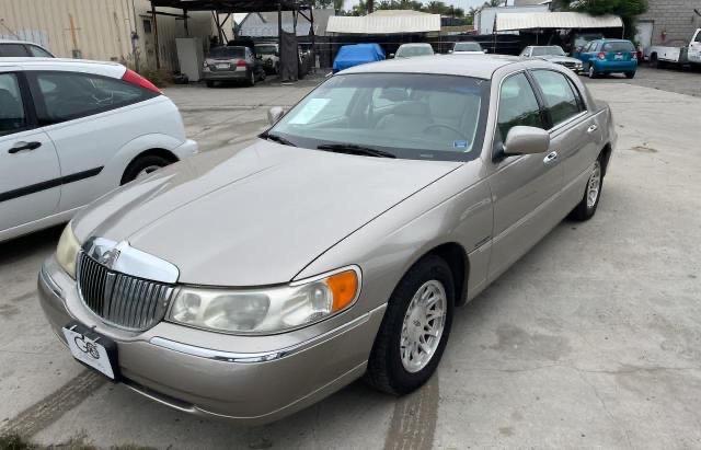 1LNFM82W2XY601058 - 1999 LINCOLN TOWN CAR SIGNATURE GOLD photo 2