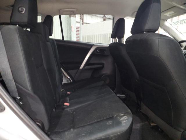 2T3BFREV6JW768742 - 2018 TOYOTA RAV4 LE Silber Foto 11