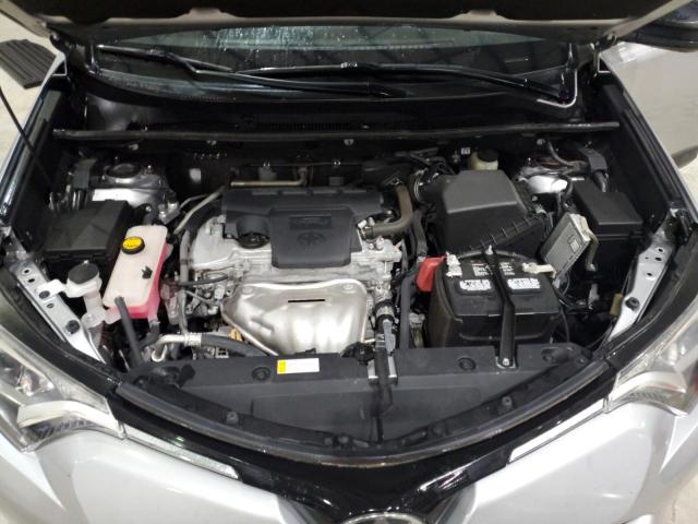 2T3BFREV6JW768742 - 2018 TOYOTA RAV4 LE Silber Foto 12