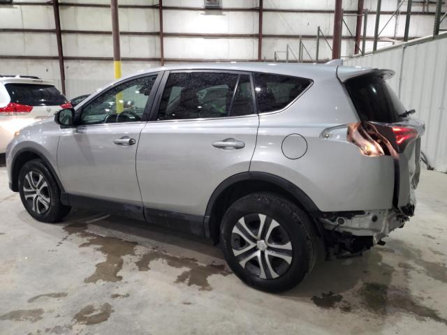 2T3BFREV6JW768742 - 2018 TOYOTA RAV4 LE Silber Foto 2