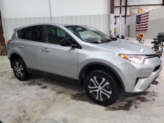 2T3BFREV6JW768742 - 2018 TOYOTA RAV4 LE Silber Foto 4