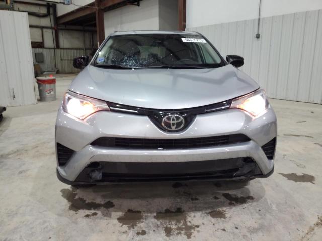 2T3BFREV6JW768742 - 2018 TOYOTA RAV4 LE Silber Foto 5