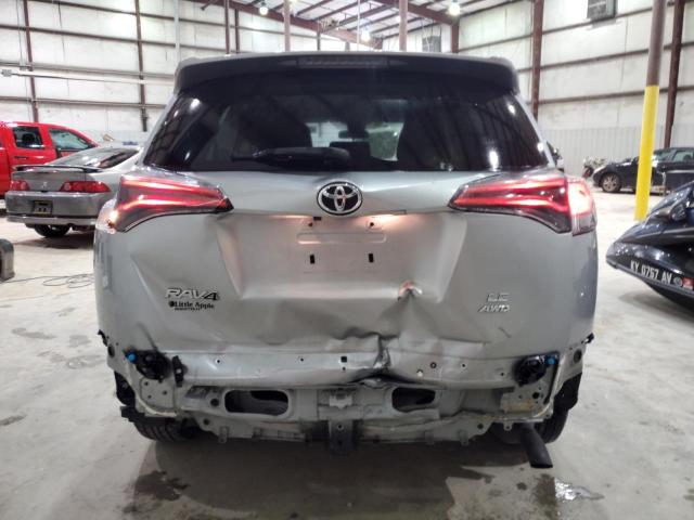 2T3BFREV6JW768742 - 2018 TOYOTA RAV4 LE Silber Foto 6
