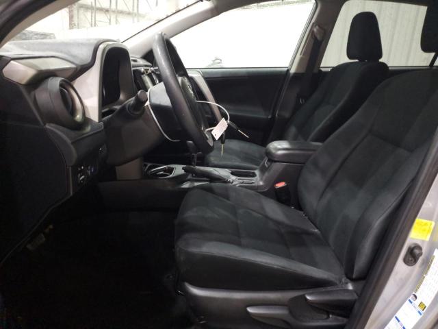 2T3BFREV6JW768742 - 2018 TOYOTA RAV4 LE Silber Foto 7