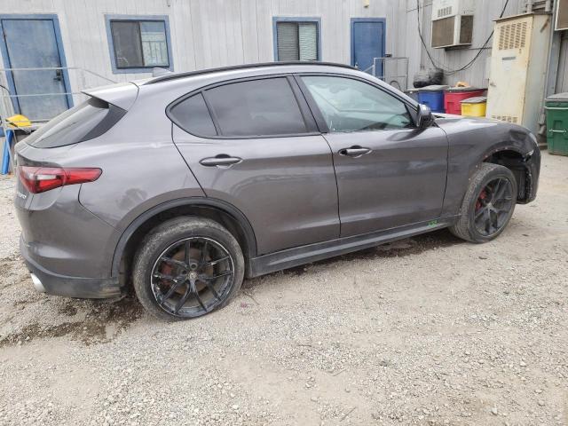 ZASFAKPN4J7B82189 - 2018 ALFA ROMEO STELVIO SPORT Grau Foto 3