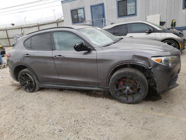 ZASFAKPN4J7B82189 - 2018 ALFA ROMEO STELVIO SPORT Grau Foto 4