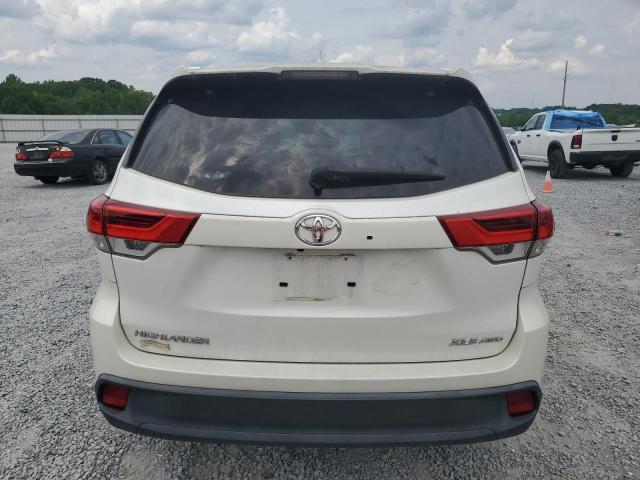 5TDJZRFH6JS822344 - 2018 TOYOTA HIGHLANDER SE WHITE photo 6