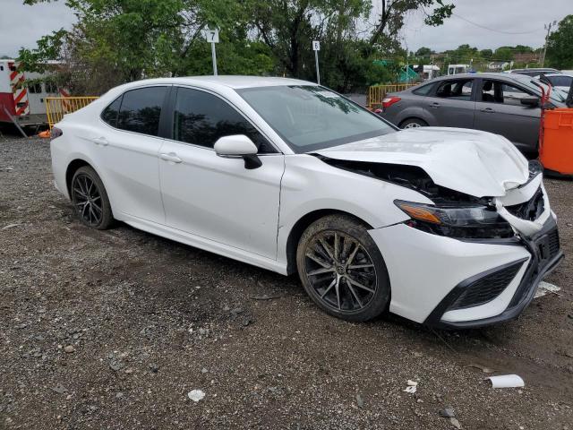 4T1G11AK1RU234103 - 2024 TOYOTA CAMRY SE NIGHT SHADE WHITE photo 4