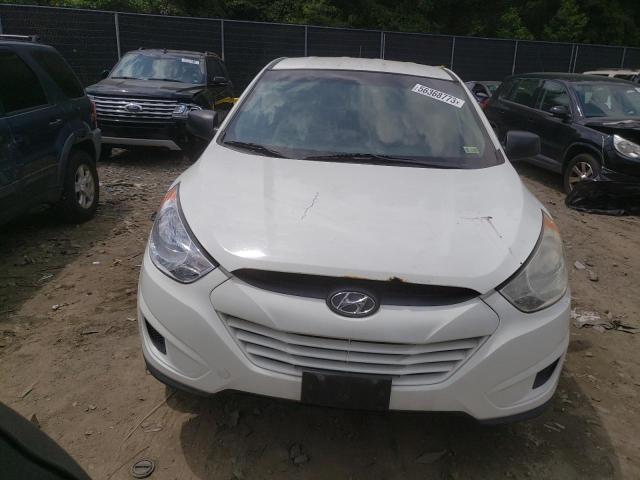 KM8JT3AB2DU568337 - 2013 HYUNDAI TUCSON GL WHITE photo 5