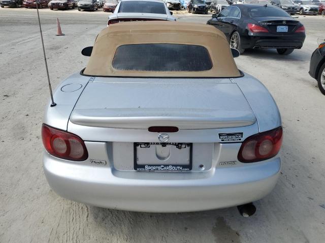 JM1NB353710201531 - 2001 MAZDA MX-5 MIATA BASE SILVER photo 6