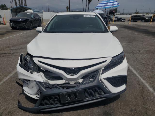 4T1G11AKXPU090113 - 2023 TOYOTA CAMRY SE NIGHT SHADE WHITE photo 5