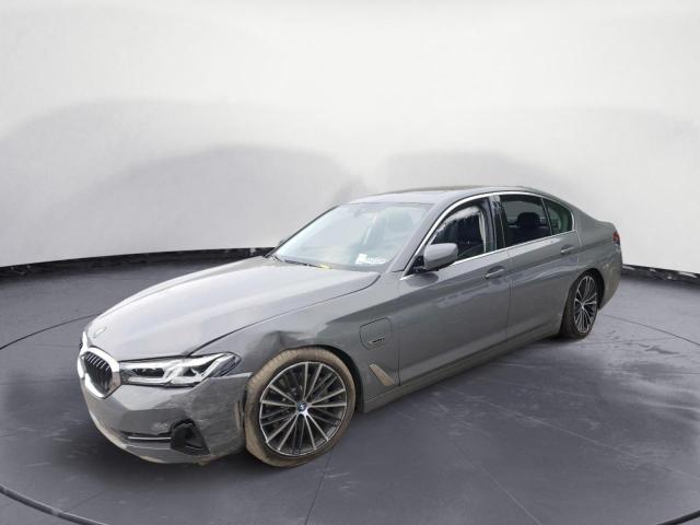 WBA33AG07NCK55926 - 2022 BMW 530XE GRAY photo 1