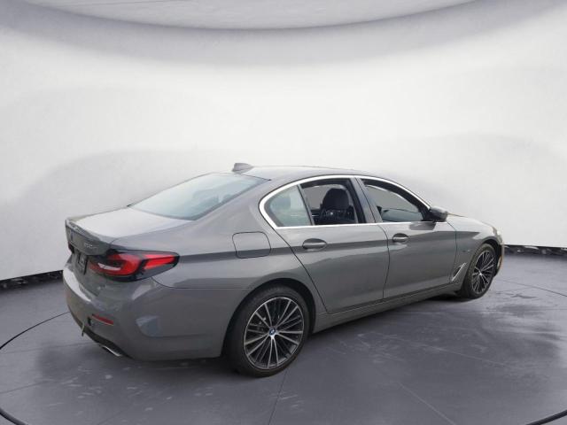 WBA33AG07NCK55926 - 2022 BMW 530XE GRAY photo 3