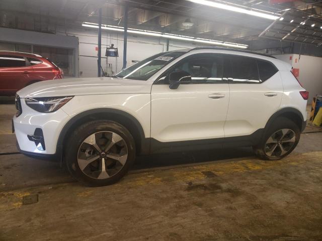 YV4L12UW0P2008664 - 2023 VOLVO XC40 PLUS WHITE photo 1