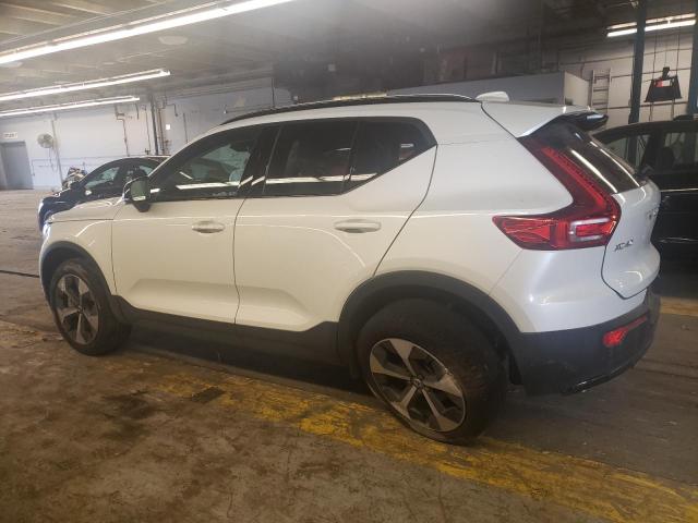 YV4L12UW0P2008664 - 2023 VOLVO XC40 PLUS WHITE photo 2