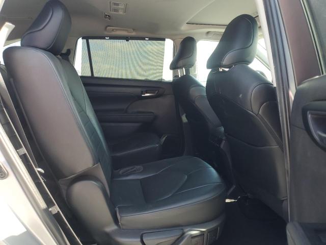 5TDGZRAHXMS034396 - 2021 TOYOTA HIGHLANDER XLE SILVER photo 11