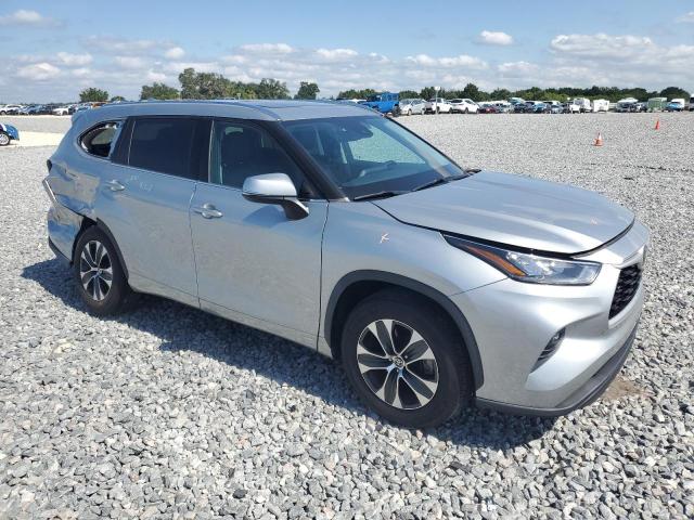 5TDGZRAHXMS034396 - 2021 TOYOTA HIGHLANDER XLE SILVER photo 4