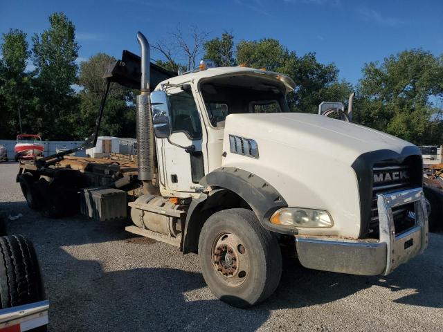 1M2AT13C27M002841 - 2007 MACK 700 CTP700 WHITE photo 1