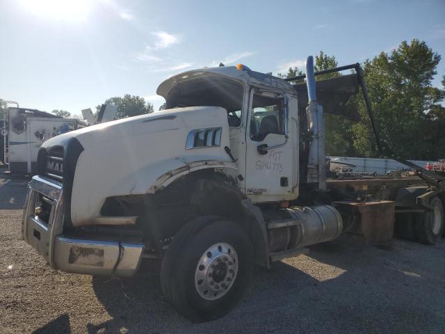 1M2AT13C27M002841 - 2007 MACK 700 CTP700 WHITE photo 9