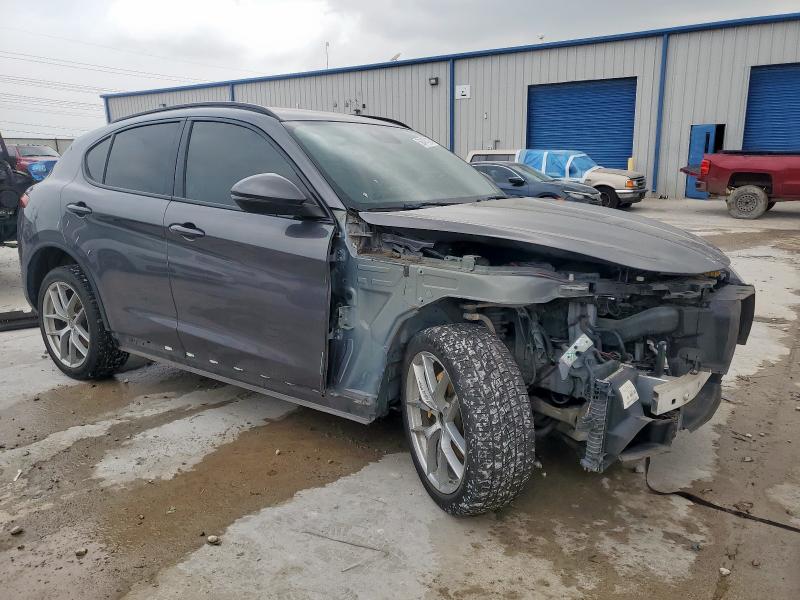 ZASFAKPN4J7B72214 - 2018 ALFA ROMEO STELVIO SPORT ნაცრისფერი ფოტო 4