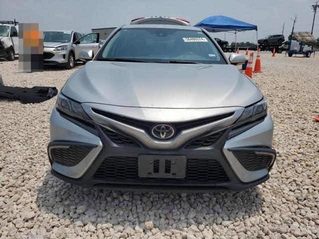 4T1G11AK8NU631799 - 2022 TOYOTA CAMRY SE SILVER photo 5