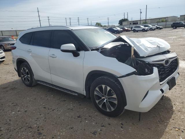 5TDGZRAH5NS550781 - 2022 TOYOTA HIGHLANDER XLE WHITE photo 4