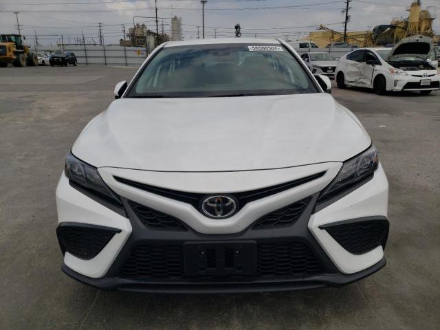 4T1G11AK1RU906581 - 2024 TOYOTA CAMRY SE NIGHT SHADE WHITE photo 5