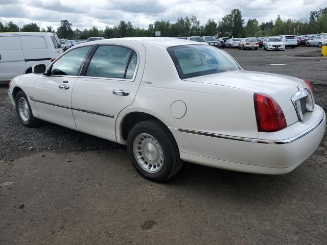 1LNHM81W81Y718015 - 2001 LINCOLN TOWN CAR EXECUTIVE Weiß Foto 2
