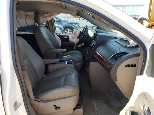 2C4RC1CG9DR536180 - 2013 CHRYSLER TOWN & COU TOURING L WHITE photo 5