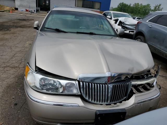 1LNHM81W72Y661940 - 2002 LINCOLN TOWN CAR EXECUTIVE TAN photo 5