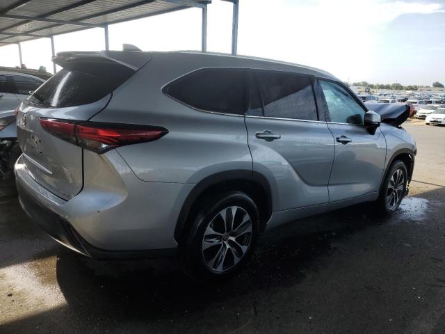 5TDGZRAH7NS550880 - 2022 TOYOTA HIGHLANDER XLE SILVER photo 3